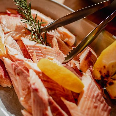 Hotel Marina Club أولشتين المظهر الخارجي الصورة A carving knife in use