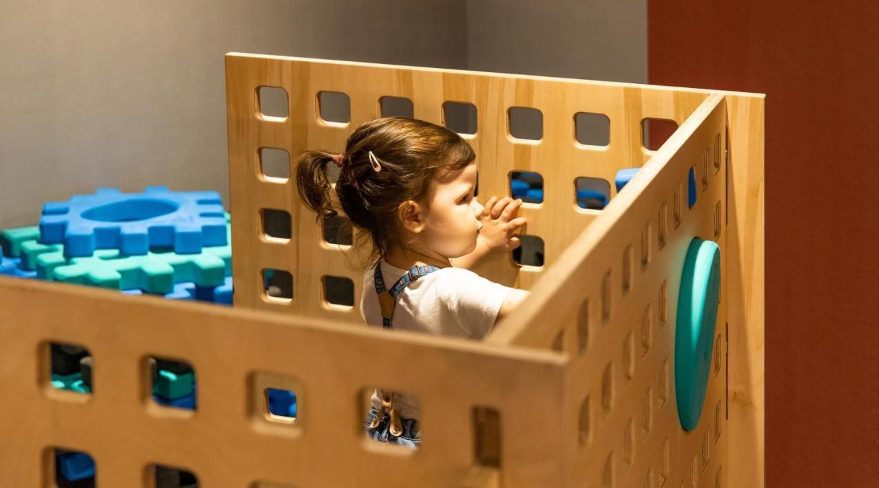 Hotel Marina Club أولشتين المظهر الخارجي الصورة A child playing with the We Are Animals exhibit at the National Children's Museum