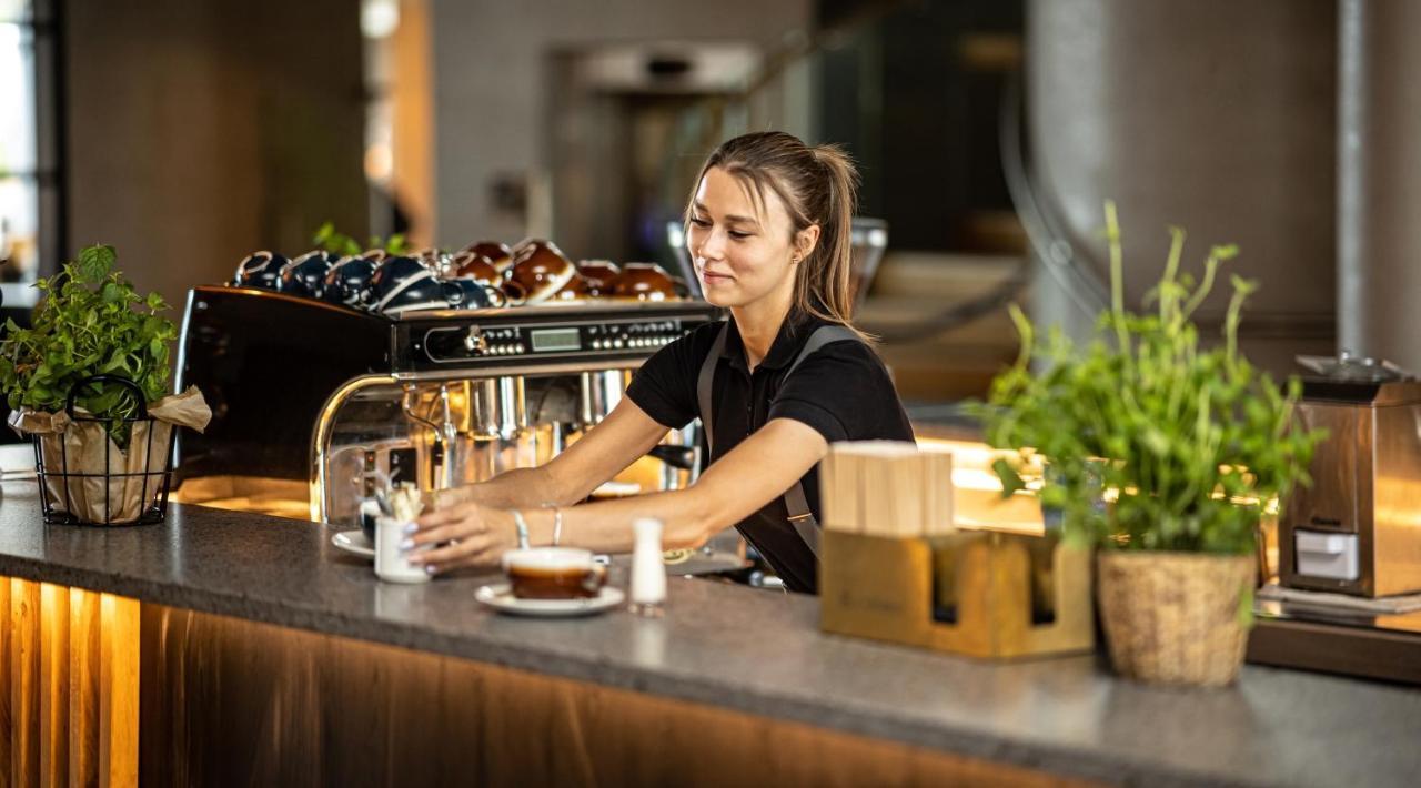 Hotel Marina Club أولشتين المظهر الخارجي الصورة A barista at work