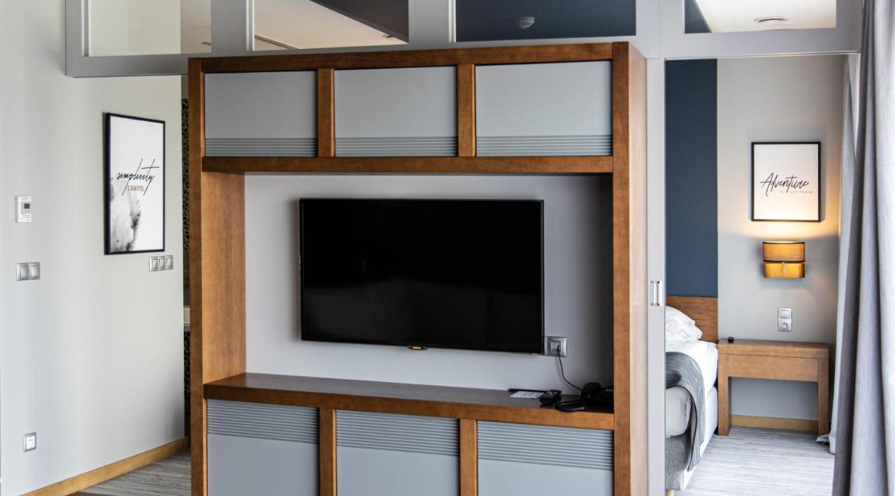 Hotel Marina Club أولشتين المظهر الخارجي الصورة A television in a hotel room