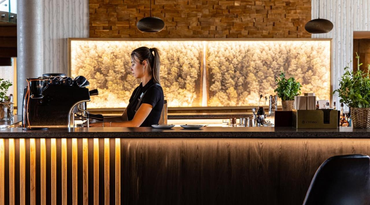 Hotel Marina Club أولشتين المظهر الخارجي الصورة A barista at work