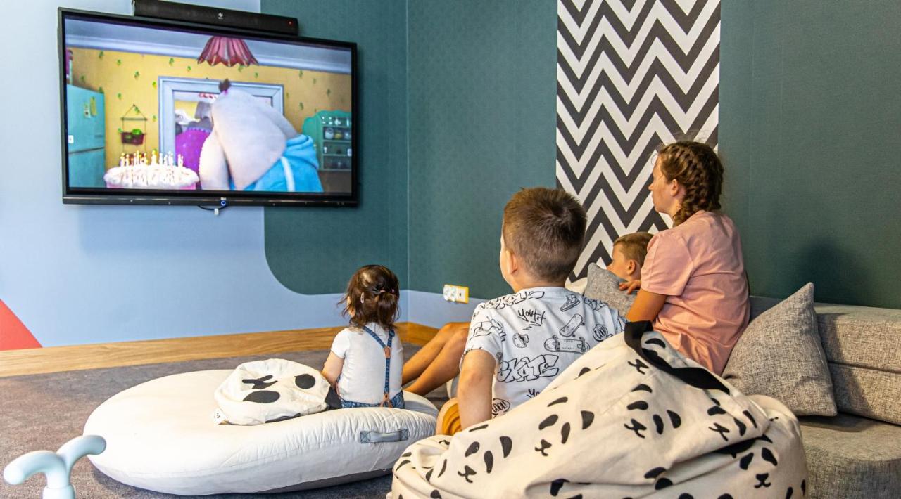 Hotel Marina Club أولشتين المظهر الخارجي الصورة Children watching television
