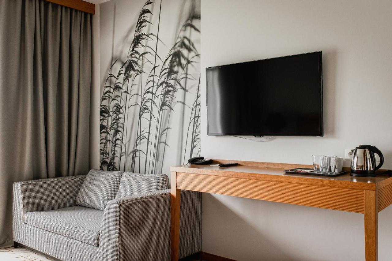 Hotel Marina Club أولشتين المظهر الخارجي الصورة A television in a hotel room