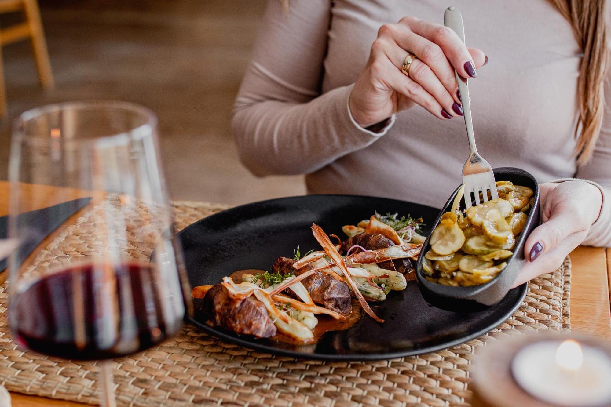 Hotel Marina Club أولشتين المظهر الخارجي الصورة A woman eating a meal