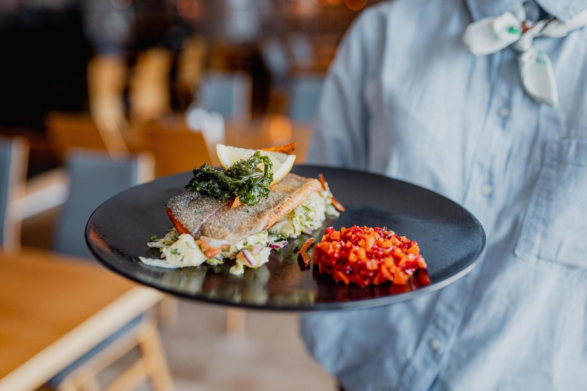 Hotel Marina Club أولشتين المظهر الخارجي الصورة A waiter serving a plate of food