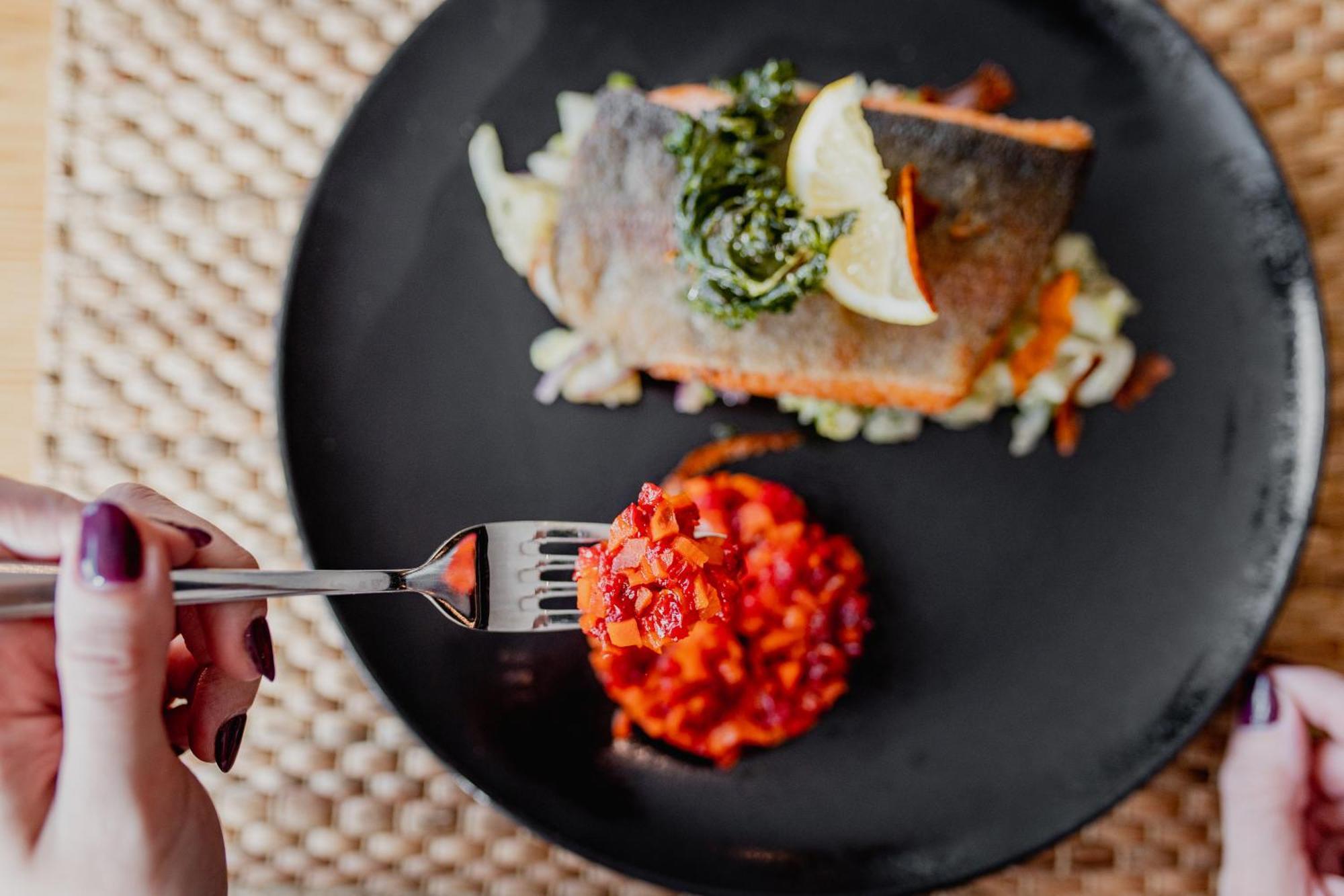 Hotel Marina Club أولشتين المظهر الخارجي الصورة A woman using a fork to eat a meal
