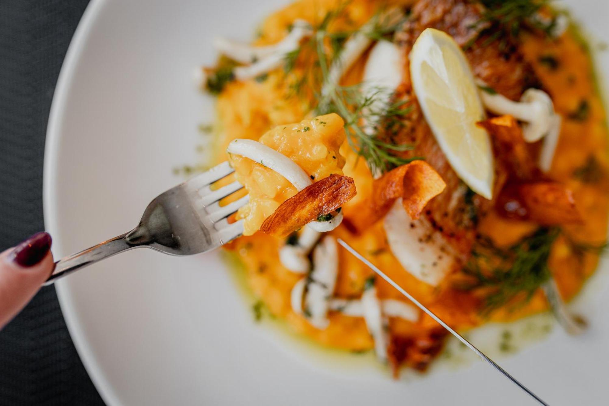 Hotel Marina Club أولشتين المظهر الخارجي الصورة A fork cutting into a plate of food