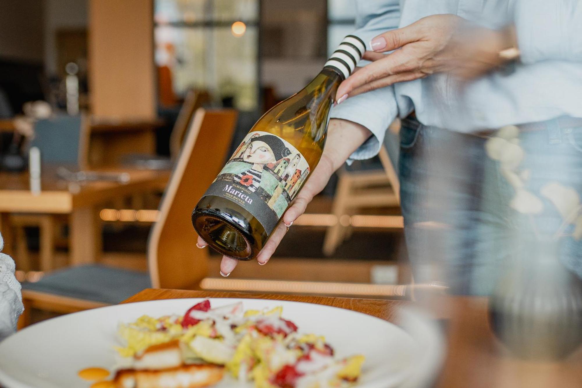 Hotel Marina Club أولشتين المظهر الخارجي الصورة A bottle of wine