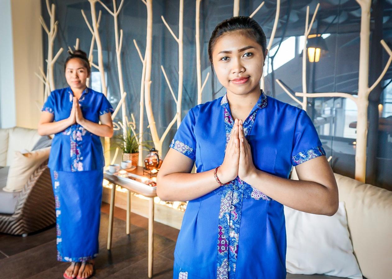 Hotel Marina Club أولشتين المظهر الخارجي الصورة Thai women greeting with the wai